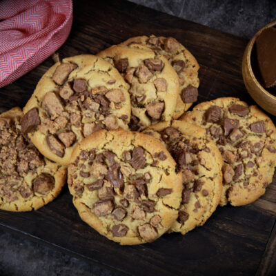 Janey Lou's, masa para galletas, galleta crumble de mantequilla de maní hecha con REESE'S® picado, 120/3.5 oz