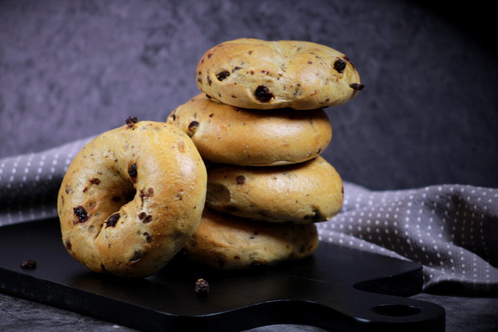 The Secret to Janey Lou's Cinnamon Raisin Bagels: Quality Ingredients, Customization, and High Sales Potential for Retailers and Distributors